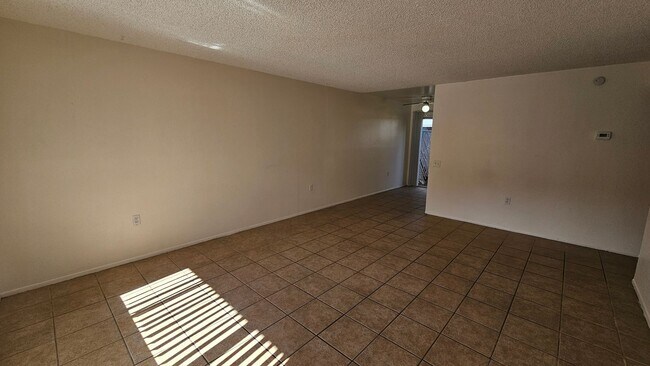 Building Photo - Don't miss this Eastside 2 bedroom/1 bath apartment home! **Move in Special**