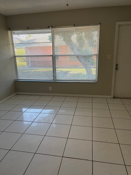 Building Photo - 1440 SW 41st Ave