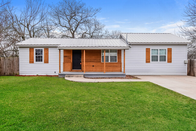 Primary Photo - Modern Finishes & Spacious Backyard in Qui...