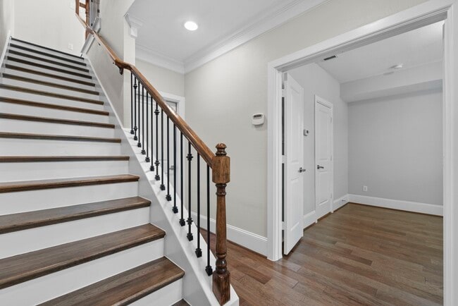 Building Photo - 702 N Shepherd Dr