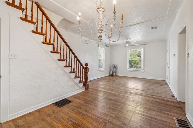 Building Photo - Charming 1-bedroom with office, 1-bathroom...