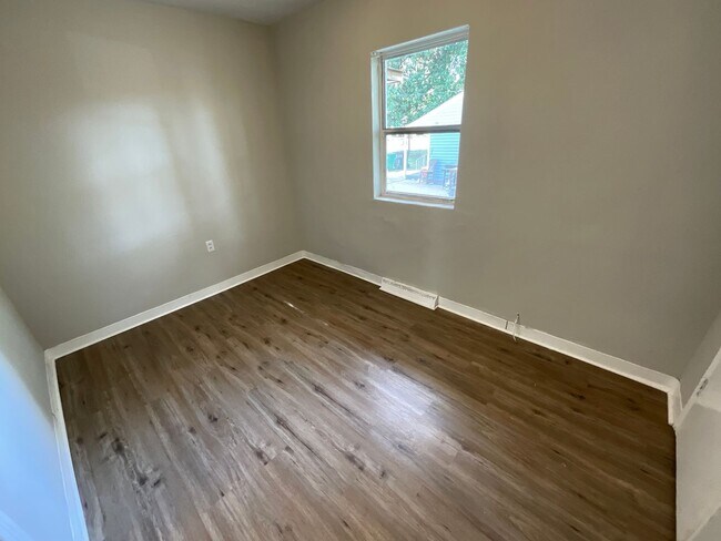 Building Photo - Near High Point University! Three bedroom cottage off University Pkwy in High Point