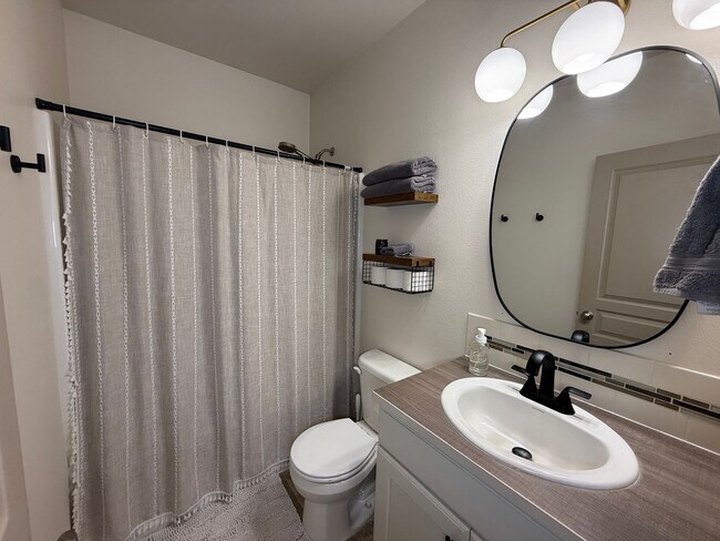 Building Photo - CHECK OUT THIS BEAUTIFUL HOME IN MAPLE MEADOWS!!