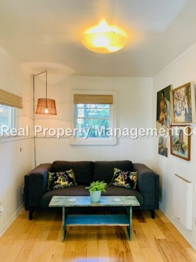 Building Photo - AVAILABLE NOVEMBER - Unfurnished 1 Bed / 1...