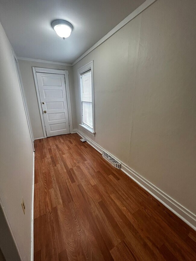 Building Photo - 3 bedroom, 1 bath, 2 story half double house