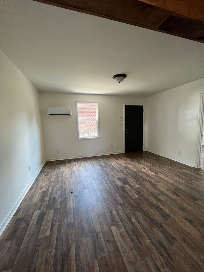 Building Photo - 2BR/1BA Renovated Triplex Unit – Prime Loc...