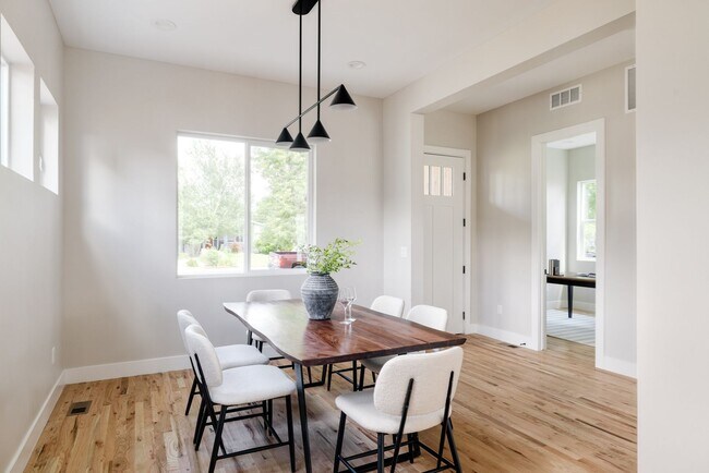 Building Photo - Modern 4BD, 3BA Home with 2-Car Garage and...