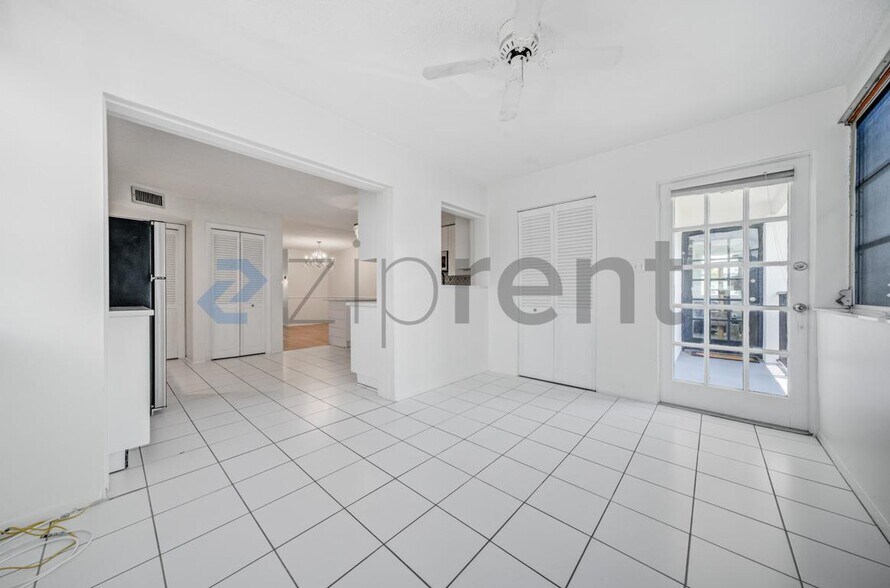 Building Photo - Unit 4