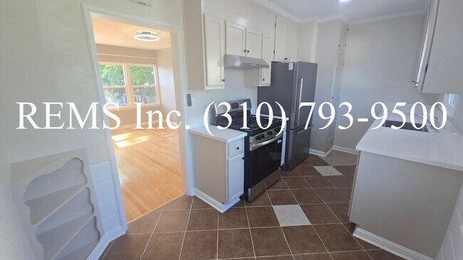 Building Photo - Renovated Upstairs Apartment with Parking
