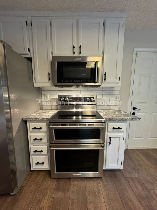 Building Photo - 335 Charlyne Way