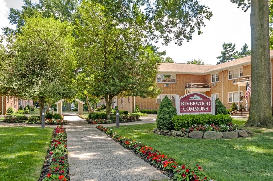 Riverwood Commons, LLC 30 E Union St Bordentown NJ 08505 Apartment