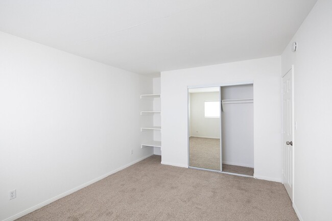 Building Photo - Large Upstairs Unit w/ a Fireplace