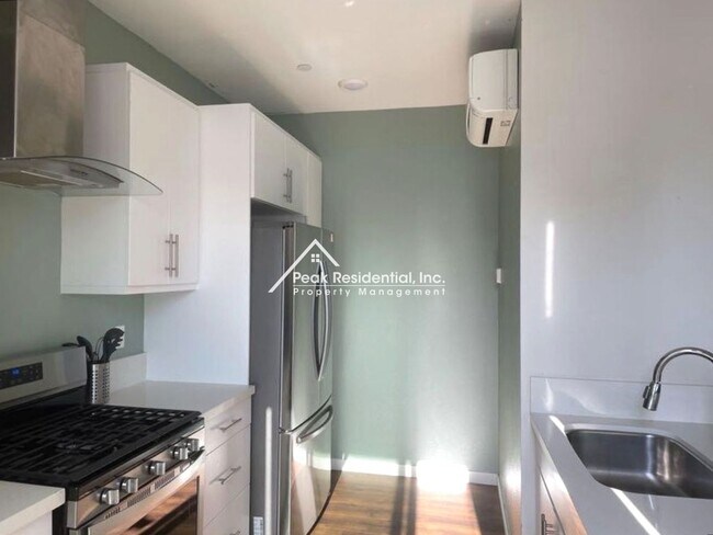 Building Photo - Beautifully Updated 1bd/1ba Land Park Area Condo with 1 Car Garage!