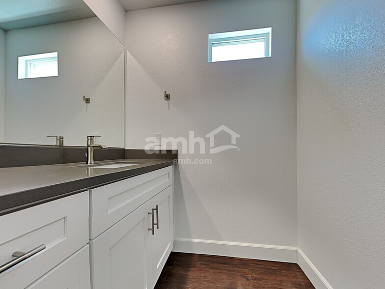 Building Photo - 8921 Tiger Tooth Ave