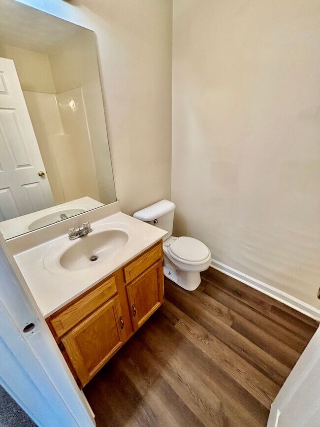 Building Photo - 2 Bedroom Townhouse in Richmond!