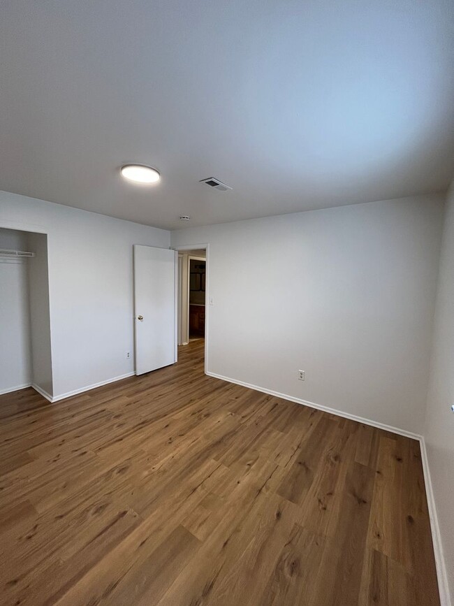 Building Photo - Newly remodeled 3-Bedroom, 1-Bathroom Dupl...