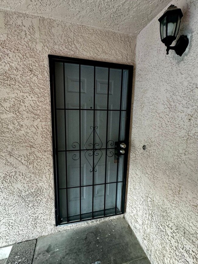 Building Photo - 3 BEDROOM 2 BATH, UPSTAIRS UNIT, NO CAPRET...