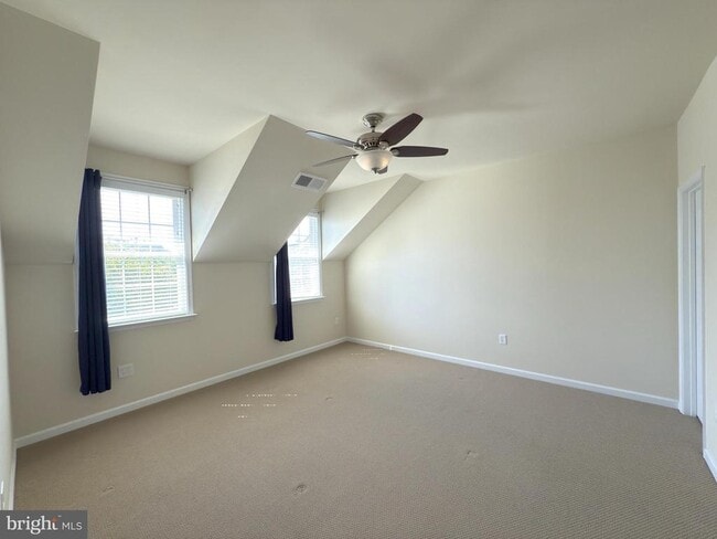 Building Photo - 44342 Oakmont Manor Square