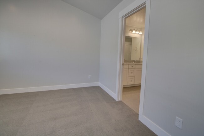 Building Photo - Pet Friendly Lehi Townhome