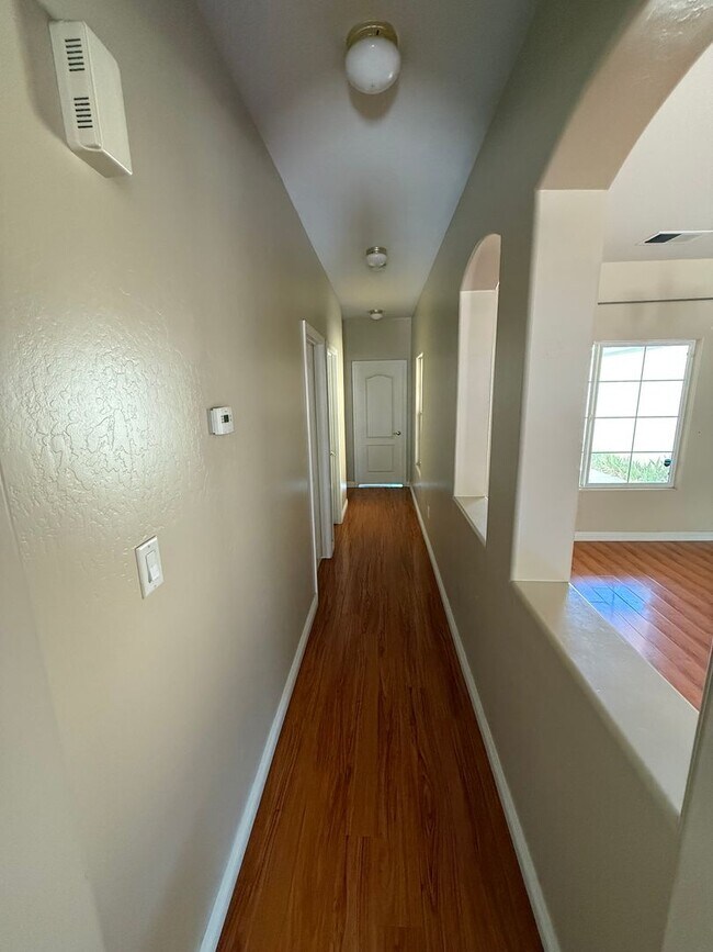 Building Photo - Modern 4-Bedroom Home in Northwest Bakersf...
