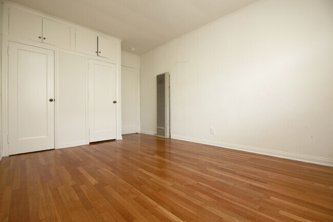 Building Photo - 1123-1127 Larrabee St