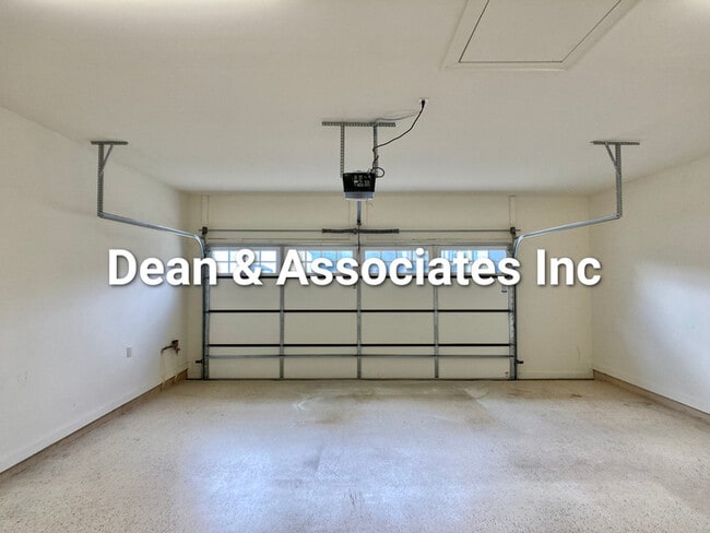 Building Photo - 472 Lake Chelsea Way