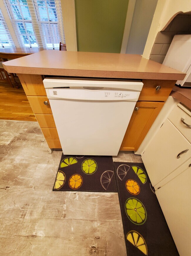 Building Photo - 607 Floral Ave