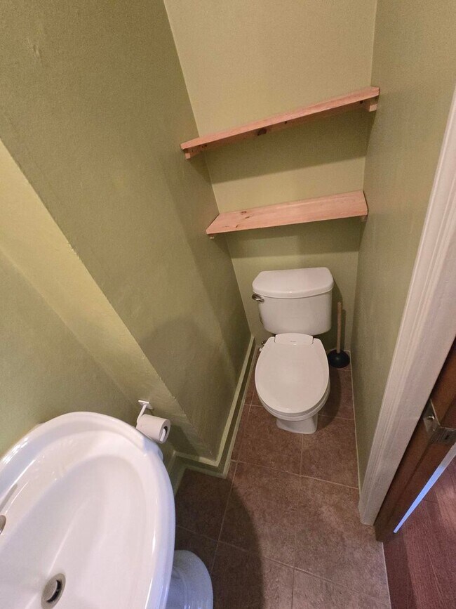 Building Photo - Beautiful 2 Bedroom 1.5 Bathrooms Patterson Park