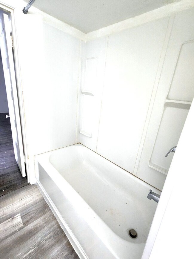 Building Photo - 653 S 69th St