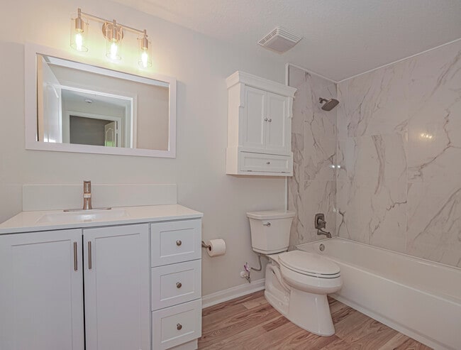 Building Photo - 5095 Fairways Cir