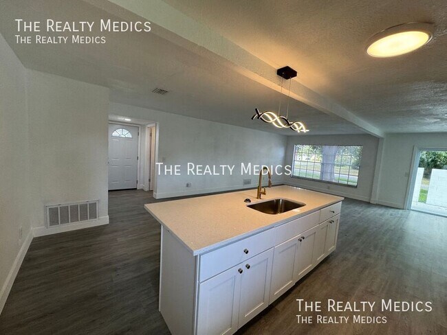 Building Photo - 1718 Palmer Ln