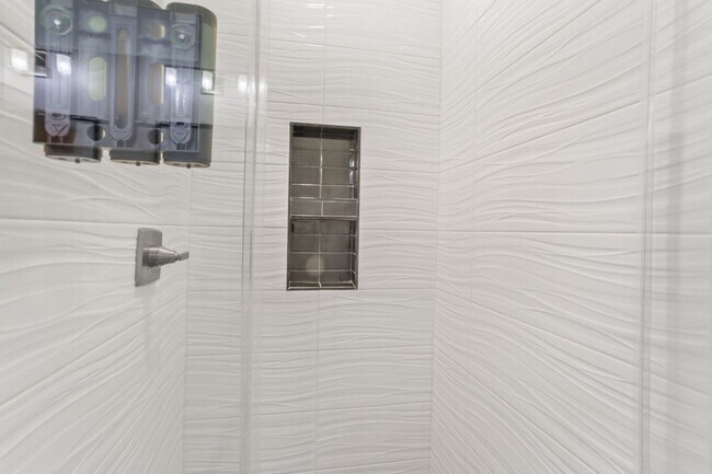 Building Photo - 417 Bedford Dr