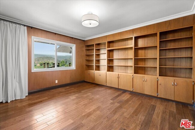 Building Photo - 2255 Westridge Rd
