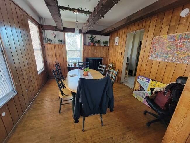 Building Photo - AVAILABLE JUNE - 6 Bed, 2 Bath Home Close to Campus!