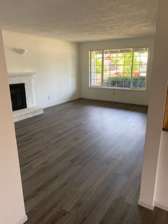 Building Photo - Great Single level home close to all your ...