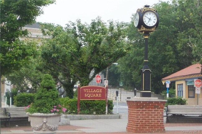 Building Photo - 100 Main St