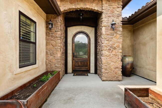 Building Photo - Luxury Furnished 4-Bedroom Home in Eagle's...