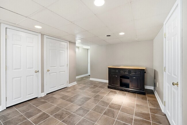 Building Photo - 908 Shroyer Rd