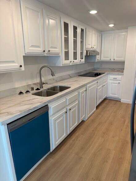 Building Photo - 3200 La Rotonda Dr