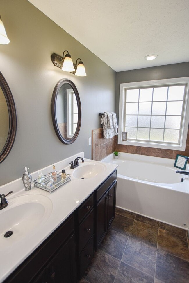 Building Photo - Pet Friendly Three Bedroom!