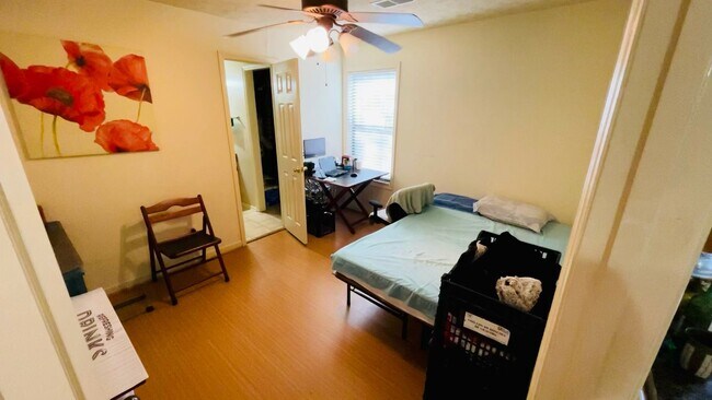 Building Photo - 449 N Donahue Dr