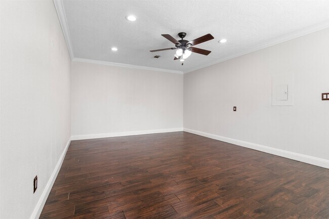 Building Photo - 714 Ogilvie St