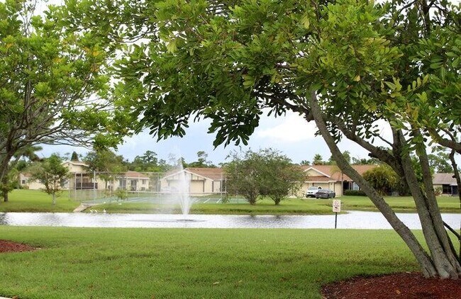 Building Photo - 1790 SE Ryecroft Ct