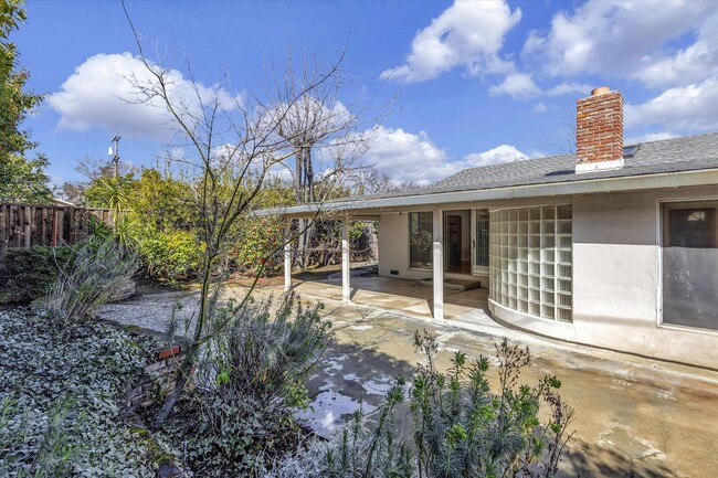 Building Photo - Tons of Space l Great Schools l Prime Sili...