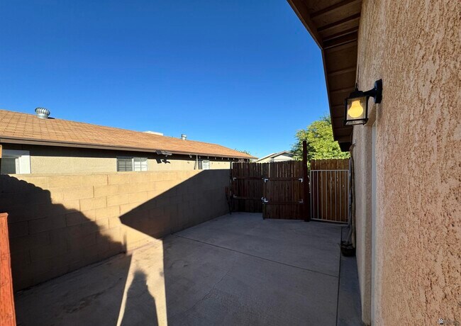 Building Photo - 726 Calle Nueva Vida