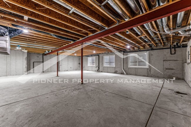 Building Photo - Gorgeous Home with Central AC and Washer/Dryer
