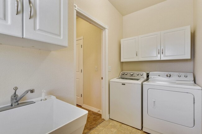 Building Photo - Beautiful 3-Bedroom, 2½-Bath Home with Open Floor Plan in East Fort Collins