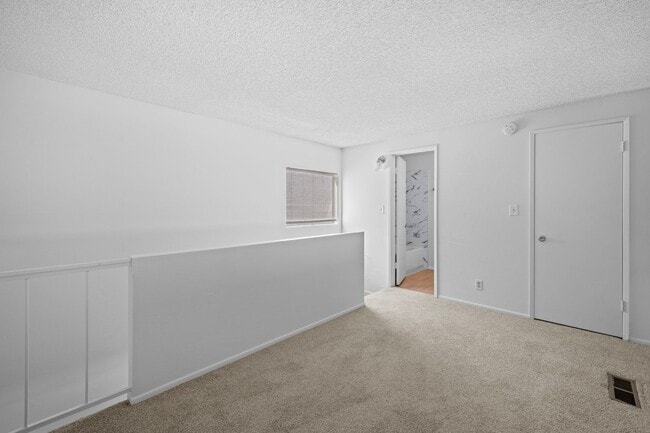 Building Photo - Top-Floor 1-Bedroom Condo with Vaulted Ceilings and Private Balcony