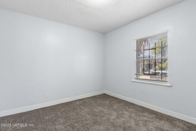 Building Photo - 421 W 18th St