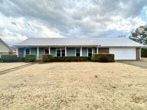 Building Photo - Single Family Home with a Great Backyard!